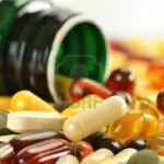 10081563-composicion-con-las-capsulas-de-suplementos-dieteticos-y-los-contenedores-variedad-de-pastillas-de-d