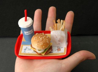 Estudio: Comer menos mantiene el cerebro joven