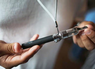 Cigarrillos electrónicos con sabor pueden contener productos químicos relacionados con la enfermedad respiratoria