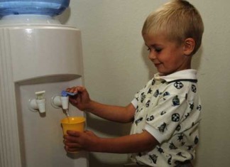 Dispensadores de agua en las escuelas: ¿sirven para reducir la obesidad en los estudiantes?